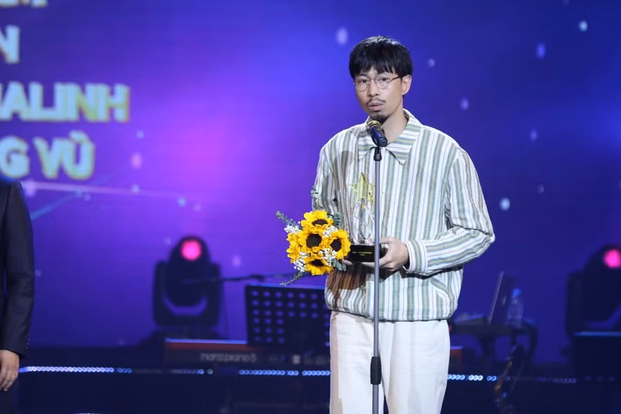 Đen Vâu là cái tên được khán giả nhắc đến nhiều nhất trong Giải thưởng Cống hiến năm nay, với MV "Nấu cơm cho em" giản dị mà chân thành, đầy ý nghĩa. (Ảnh: Hoài Nam/Vietnam+)