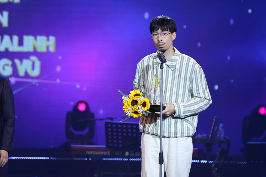 Đen Vâu là cái tên được khán giả nhắc đến nhiều nhất trong Giải thưởng Cống hiến năm nay, với MV &quot;Nấu cơm cho em&quot; giản dị mà chân thành, đầy ý nghĩa. (Ảnh: Hoài Nam/Vietnam+)