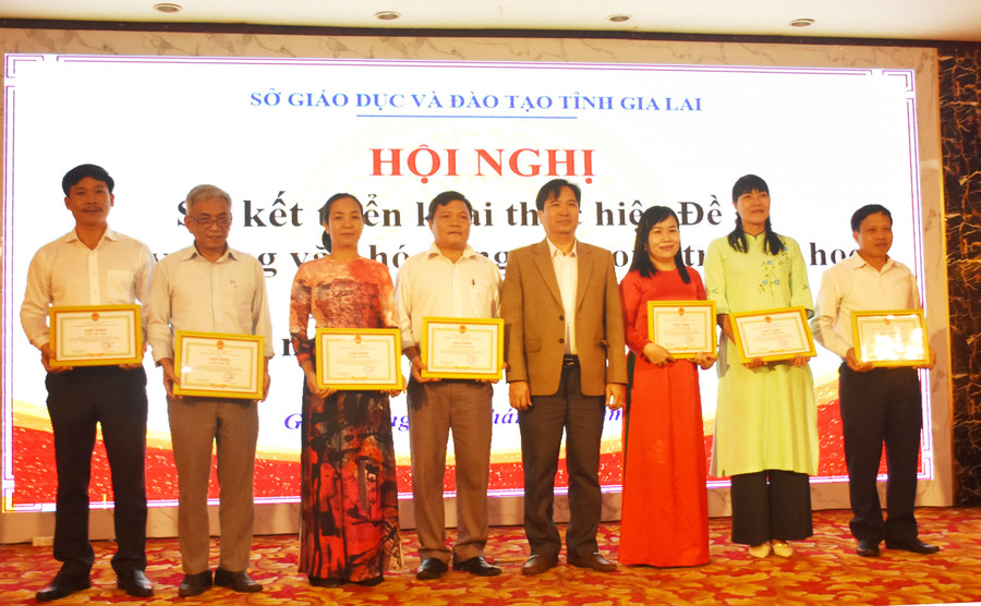 Ông Trần Bá Công (thứ 4 từ phải sang)-Phó Giám đốc Sở Giáo dục và Đào tạo trao giấy khen cho các cá nhân có thành tích xuất sắc trong triển khai thực hiện đề án “Xây dựng văn hóa ứng xử trong trường học giai đoạn 2019-2025”. Ảnh: Đ.Y