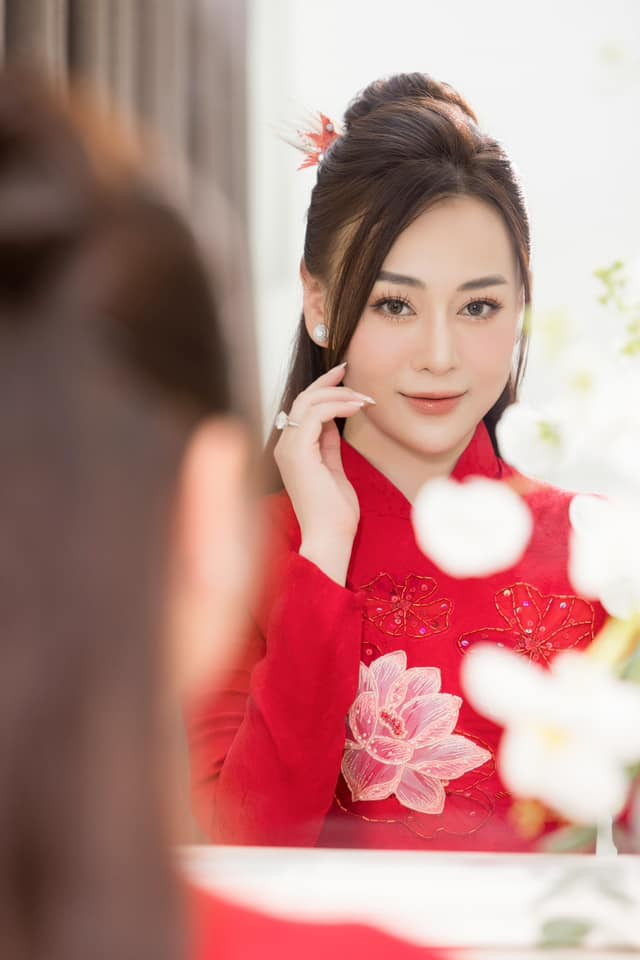 Lối trang điểm nhẹ nhàng khiến Phương Oanh thêm phần trẻ trung, xinh đẹp. Ảnh: Facebook Ngọc Hân Lối trang điểm nhẹ nhàng khiến Phương Oanh thêm phần trẻ trung, xinh đẹp. Ảnh: Facebook Ngọc Hân