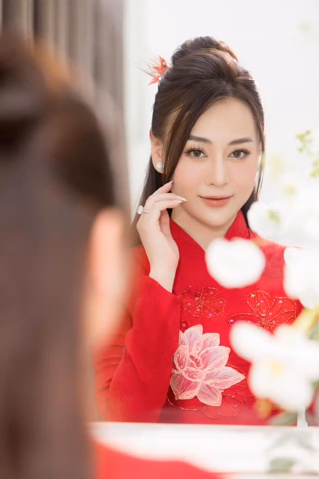 Lối trang điểm nhẹ nhàng khiến Phương Oanh thêm phần trẻ trung, xinh đẹp. Ảnh: Facebook Ngọc Hân