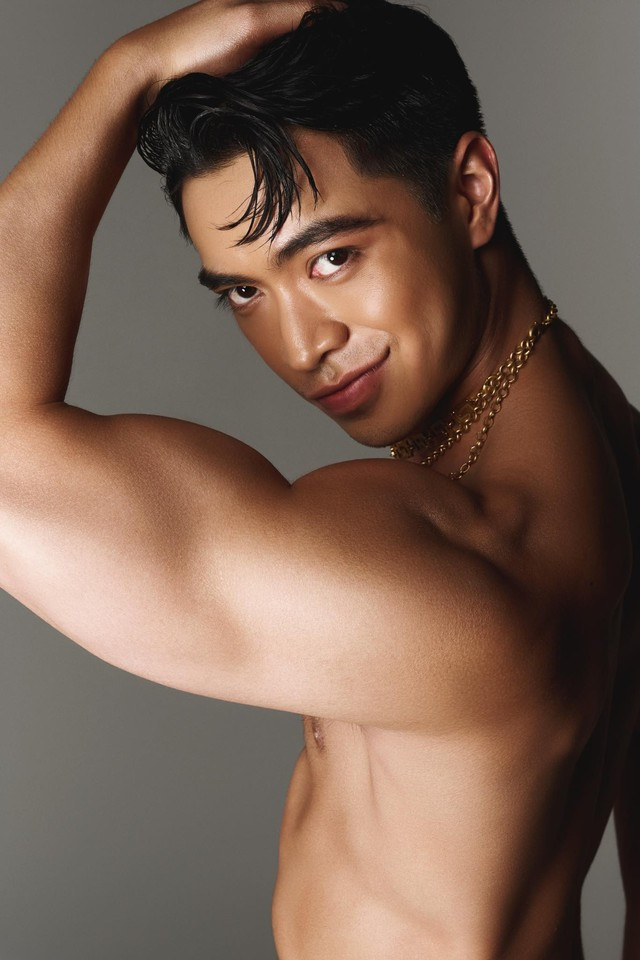 Trần Đạt Hiển được biết đến với vai trò người mẫu. Trước khi về Việt Nam, anh từng có thời gian sinh sống và làm việc tại Mỹ. Năm 2021, khi đang theo đuổi chuyên ngành tài chính tại Chicago, anh đã có niềm khao khát lớn với công việc người mẫu. Từ niềm khao khát ấy, Trần Đạt Hiển đã tìm kiếm cơ hội và có được nhiều trải nghiệm quý giá với công việc. Ảnh: NVCC Trần Đạt Hiển được biết đến với vai trò người mẫu. Trước khi về Việt Nam, anh từng có thời gian sinh sống và làm việc tại Mỹ. Năm 2021, khi đang theo đuổi chuyên ngành tài chính tại Chicago, anh đã có niềm khao khát lớn với công việc người mẫu. Từ niềm khao khát ấy, Trần Đạt Hiển đã tìm kiếm cơ hội và có được nhiều trải nghiệm quý giá với công việc. Ảnh: NVCC