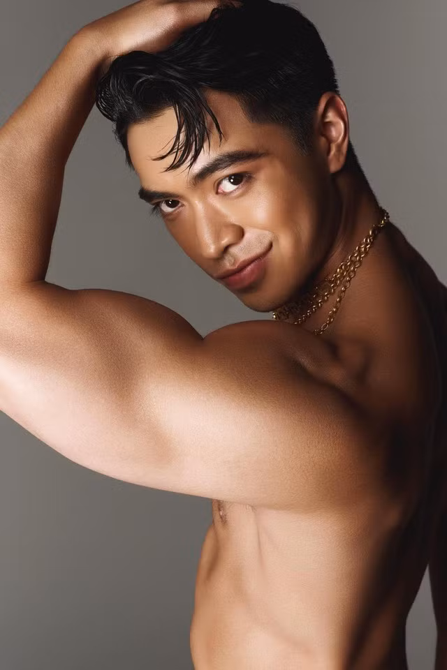 Trần Đạt Hiển được biết đến với vai trò người mẫu. Trước khi về Việt Nam, anh từng có thời gian sinh sống và làm việc tại Mỹ. Năm 2021, khi đang theo đuổi chuyên ngành tài chính tại Chicago, anh đã có niềm khao khát lớn với công việc người mẫu. Từ niềm khao khát ấy, Trần Đạt Hiển đã tìm kiếm cơ hội và có được nhiều trải nghiệm quý giá với công việc. Ảnh: NVCC