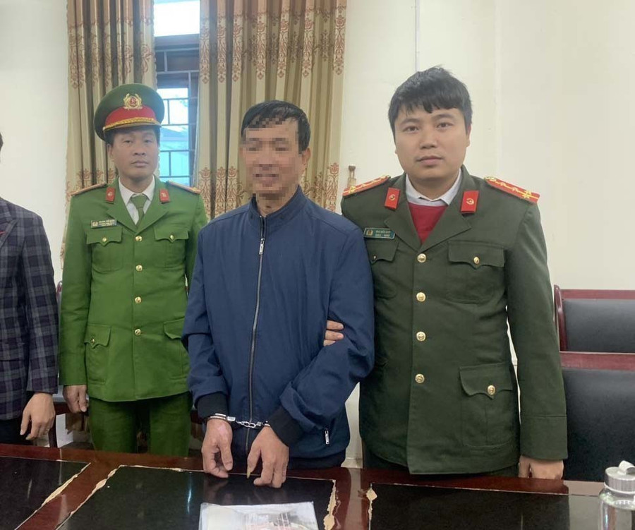 Lực lượng công an thực hiện lệnh bắt bị can để tạm giam đối với Phạm Văn Chờ. (Ảnh: TTXVN phát)