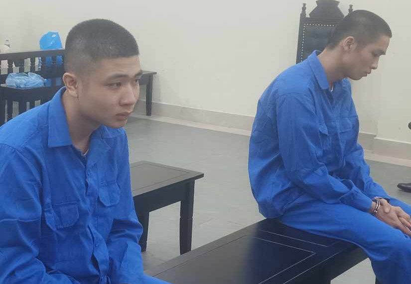 Hai thanh niên hầu toà trong vụ đánh chết người đàn ông trung niên. Ảnh: Quang Việt Hai thanh niên hầu toà trong vụ đánh chết người đàn ông trung niên. Ảnh: Quang Việt