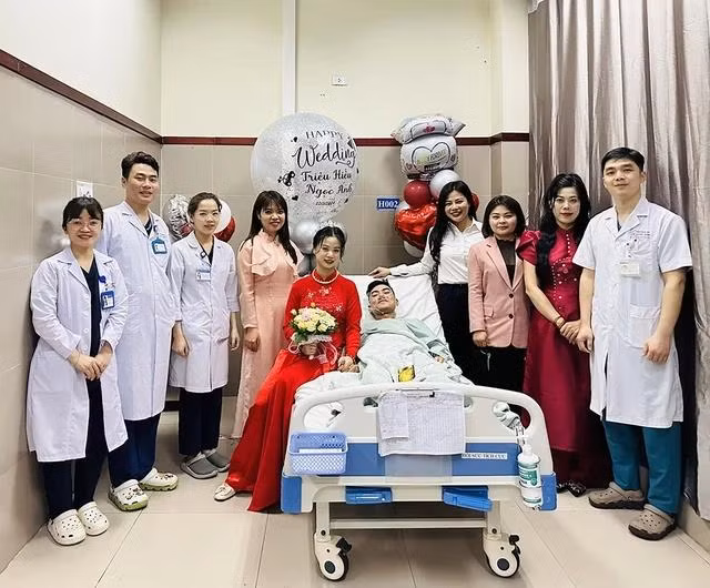 Cô dâu, chú rể chụp hình kỷ niệm với đội ngũ bác sĩ, nhân viên y tế. ẢNH: NVCC