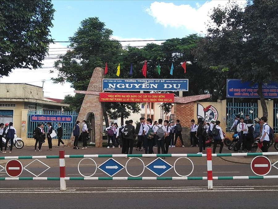 Trường Trung học Pleiku trước ngày giải phóng tỉnh tọa lạc tại địa điểm Trường THCS Nguyễn Du ngày nay. Ảnh nguồn internet Trường Trung học Pleiku trước ngày giải phóng tỉnh tọa lạc tại địa điểm Trường THCS Nguyễn Du ngày nay. Ảnh nguồn internet