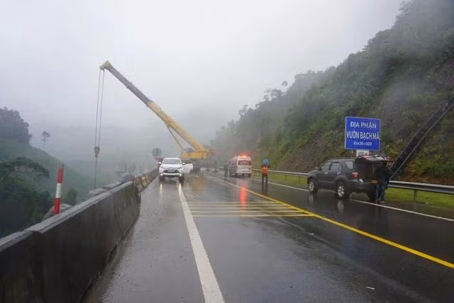 Xe cẩu tải trọng lớn tiếp cận khu vực xe khách gặp nạn triển khai phương án kéo xe khách lên mặt đường cao tốc La Sơn - Túy Loan. Ảnh: HUY ĐẠT