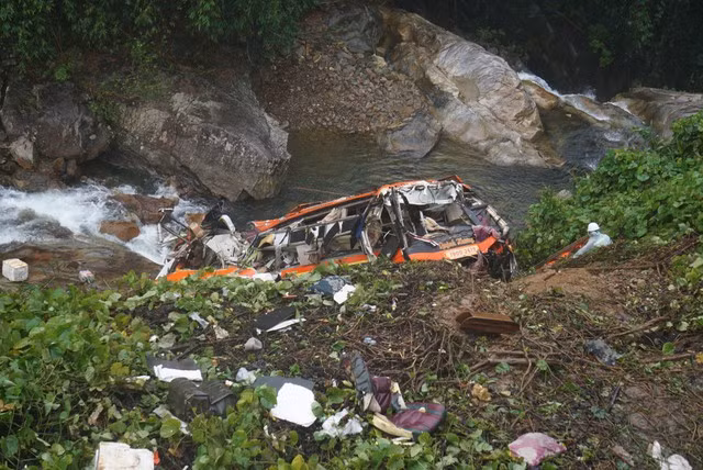 Xe khách lao xuống vực sâu khoảng 30 m tại cao tốc La Sơn - Túy Loan (địa phận TP.Đà Nẵng). Ảnh: HUY ĐẠT