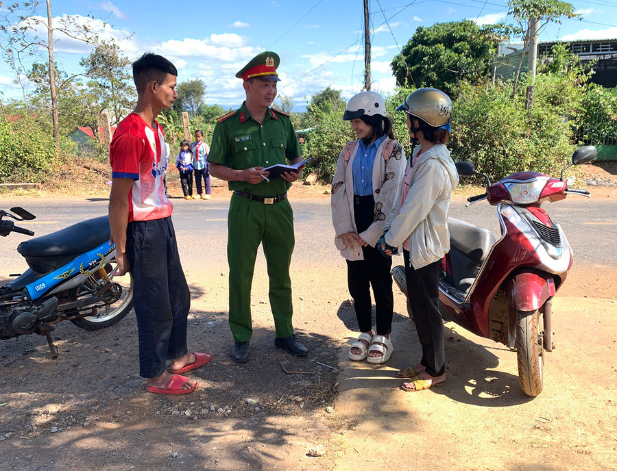 Công an xã Dun (huyện Chư Sê) tuyên truyền pháp luật cho người dân địa phương. Ảnh: R&apos;Ô HOK