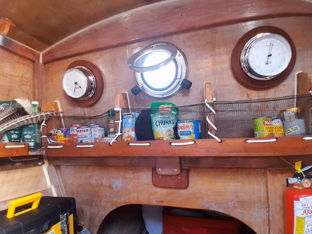 Bên trong cabin chiếc thuyền buồm