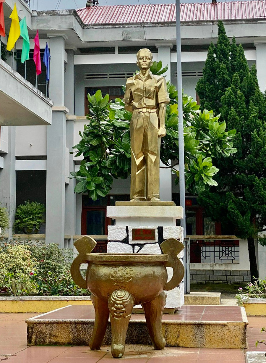 Tượng Anh hùng Đỗ Trạc tại trụ sở UBND xã Cửu An, thị xã An Khê. Ảnh: L.Đ.N Tượng Anh hùng Đỗ Trạc tại trụ sở UBND xã Cửu An, thị xã An Khê. Ảnh: L.Đ.N
