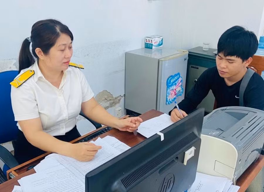 Cán bộ Chi cục Thuế khu vực Ayun Pa-Phú Thiện-Ia Pa hướng dẫn người dân kê khai nộp thuế đúng thời gian quy định. Ảnh: H.B