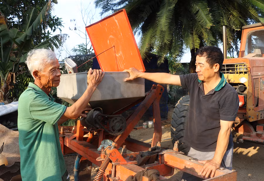 Ông Nguyễn Thái Châu (bìa trái) chia sẻ kinh nghiệm chế tạo, nâng cấp máy cày với ông Nguyễn Cho (cùng thôn Tân Định, xã Tân An, huyện Đak Pơ). Ảnh: A.P