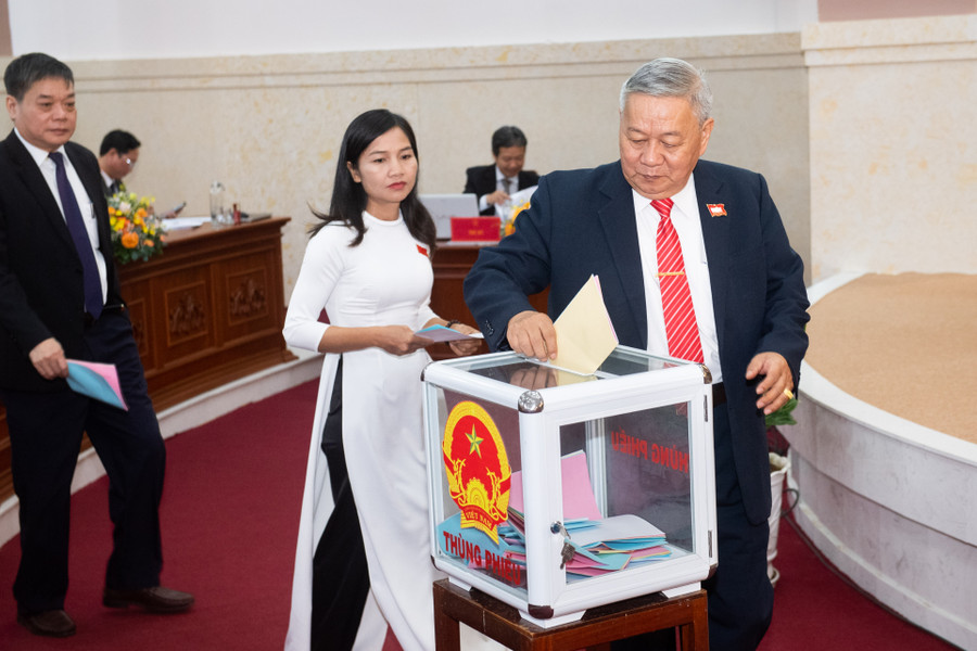 Các đại biểu bỏ phiếu tín nhiệm. Ảnh: Đức Thành