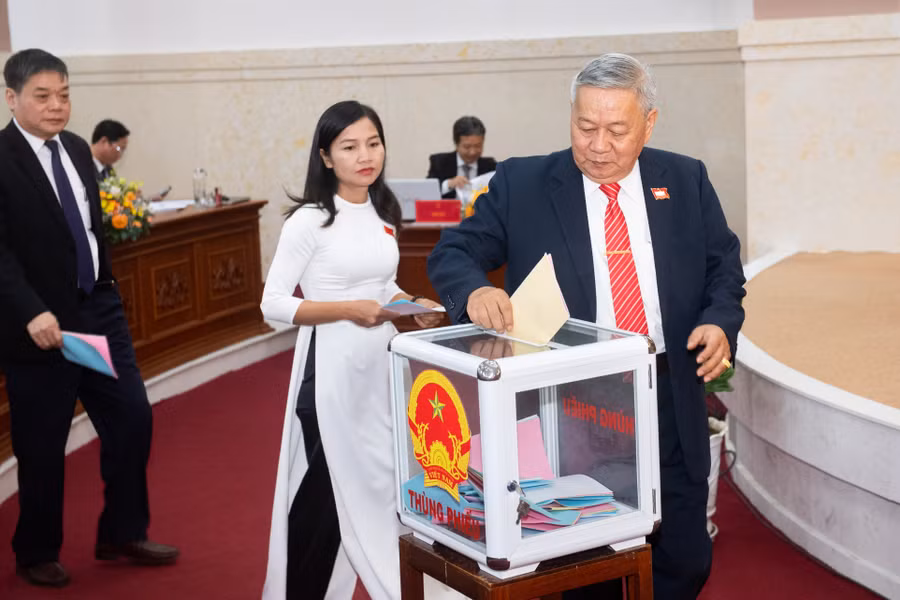 Các đại biểu bỏ phiếu tín nhiệm. Ảnh: Đức Thành