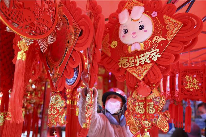 Người dân chọn mua đồ trang trí đón Tết Nguyên đán tại tỉnh Hồ Nam, Trung Quốc, ngày 16/1/2023. Ảnh: THX/TTXVN Người dân chọn mua đồ trang trí đón Tết Nguyên đán tại tỉnh Hồ Nam, Trung Quốc, ngày 16/1/2023. Ảnh: THX/TTXVN
