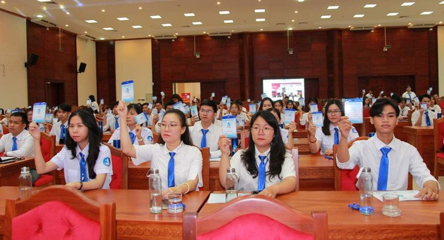 Hỗ trợ sinh viên khởi nghiệp sau khi ra trường, đáp ứng thị trường lao động. - Ảnh 2. Các đại biểu biểu quyết chỉ tiêu của đại hội. Ảnh: CTV