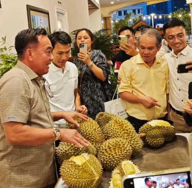 Bầu Đức giới thiệu sầu riêng