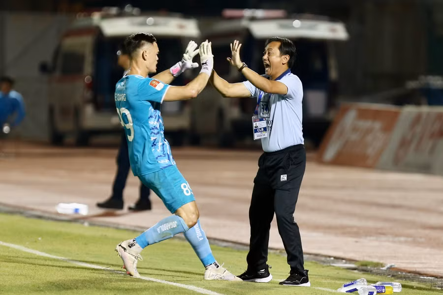 Niềm vui của đội TP.HCM khi có bàn thắng mở tỷ số. Ảnh: KHẢ HÒA