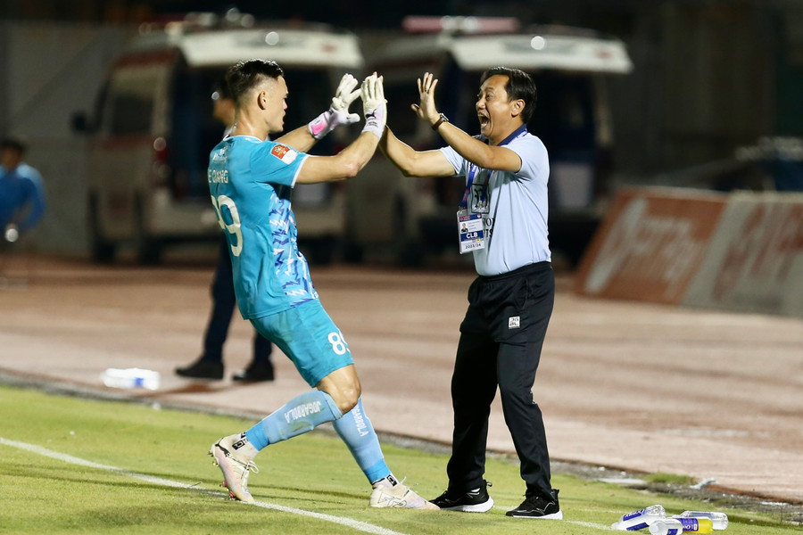 Niềm vui của đội TP.HCM khi có bàn thắng mở tỷ số. Ảnh: KHẢ HÒA