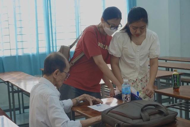 Cụ Thành hoạt bát, vui vẻ chia sẻ với mọi người. Ảnh: Thanh Duy