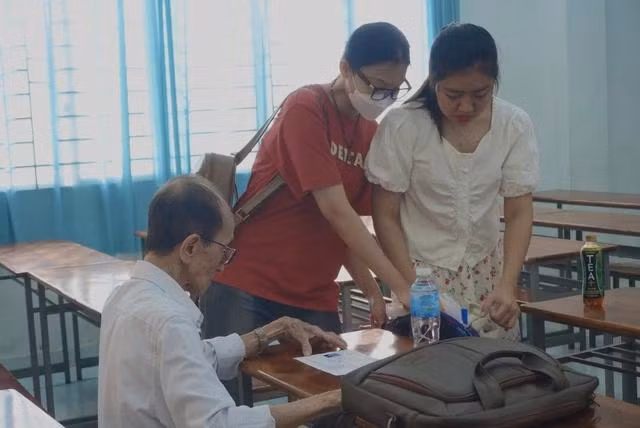 Cụ Thành hoạt bát, vui vẻ chia sẻ với mọi người. Ảnh: Thanh Duy