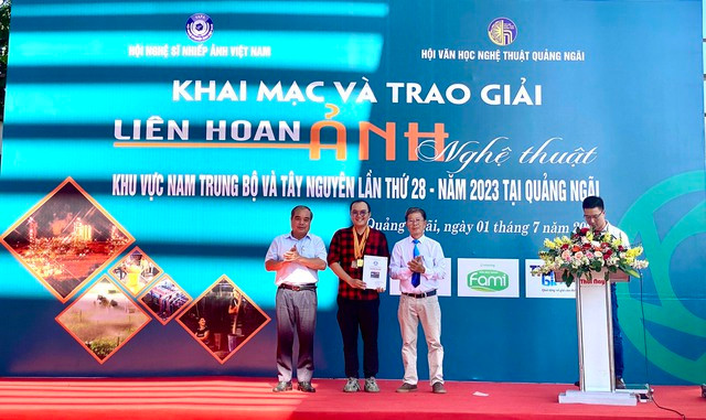 Tác giả bộ ảnh Đà Nẵng thành phố của những cây cầu được trao huy chương vàng. Ảnh: HẢI PHONG Tác giả bộ ảnh Đà Nẵng thành phố của những cây cầu được trao huy chương vàng. Ảnh: HẢI PHONG