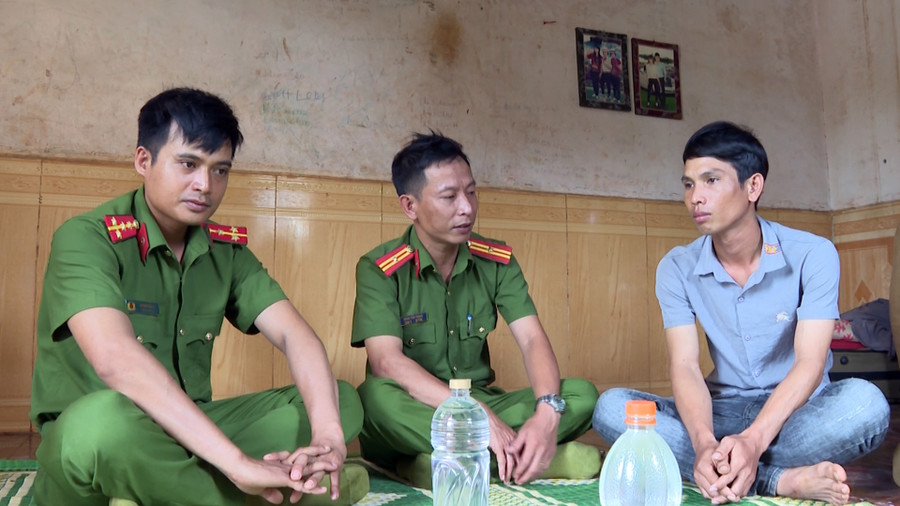 Cán bộ Công an xã Ia Hla (huyện Chư Pưh) thăm, động viên anh Kpuih Ni. Ảnh: L.A