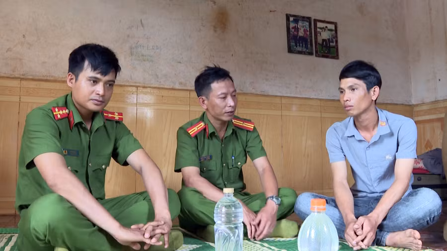 Cán bộ Công an xã Ia Hla (huyện Chư Pưh) thăm, động viên anh Kpuih Ni. Ảnh: L.A