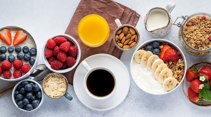 Trà và cà phê chống được cả gan nhiễm mỡ di truyền? - Ảnh 1. Uống trà, cà phê, ăn nhiều hạt, trái cây... sẽ giúp bạn chống lại nguy cơ di truyền bệnh gan nhiễm mỡ không do rượu - Ảnh minh họa từ Internet