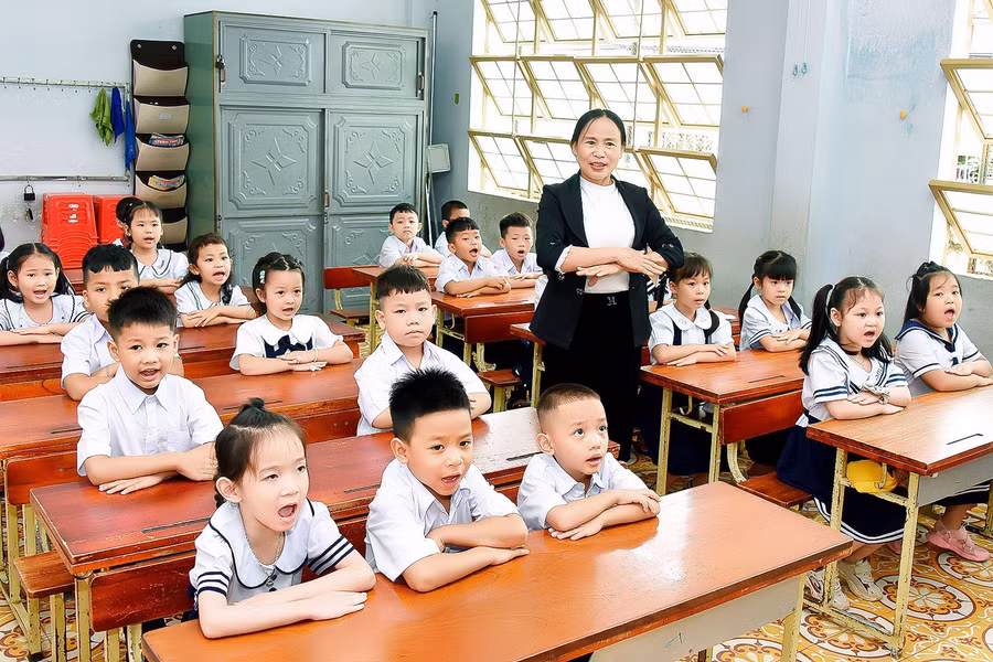 Trong ngày tựu trường, học sinh được giáo viên hướng dẫn về khẩu lệnh, nội quy của lớp học. Ảnh: Đức Thụy