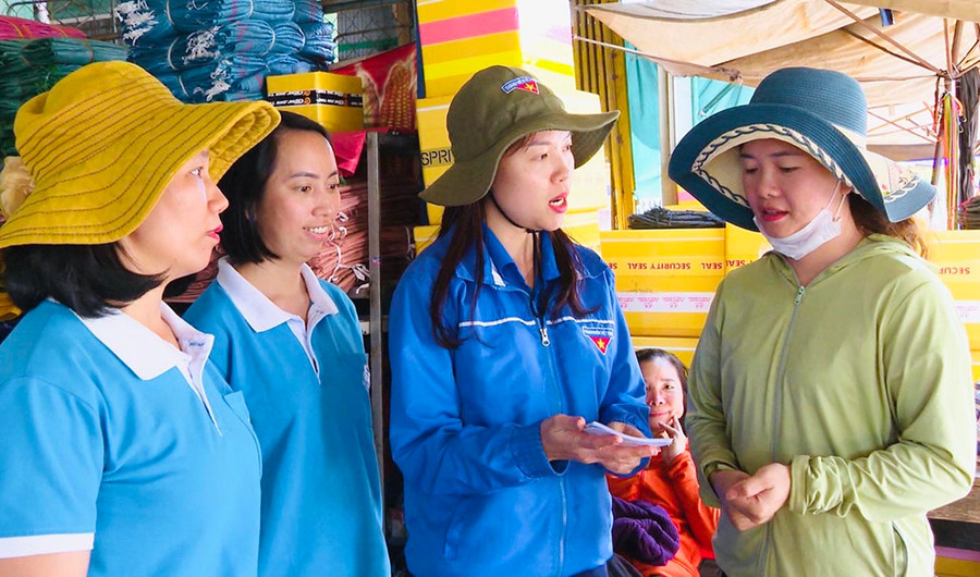 Mô hình được triển khai vào mỗi dịp cuối tuần, với sự tham gia của hơn 10 đoàn viên, thanh niên cùng hội viên phụ nữ thị trấn. Ảnh: Mai Ka