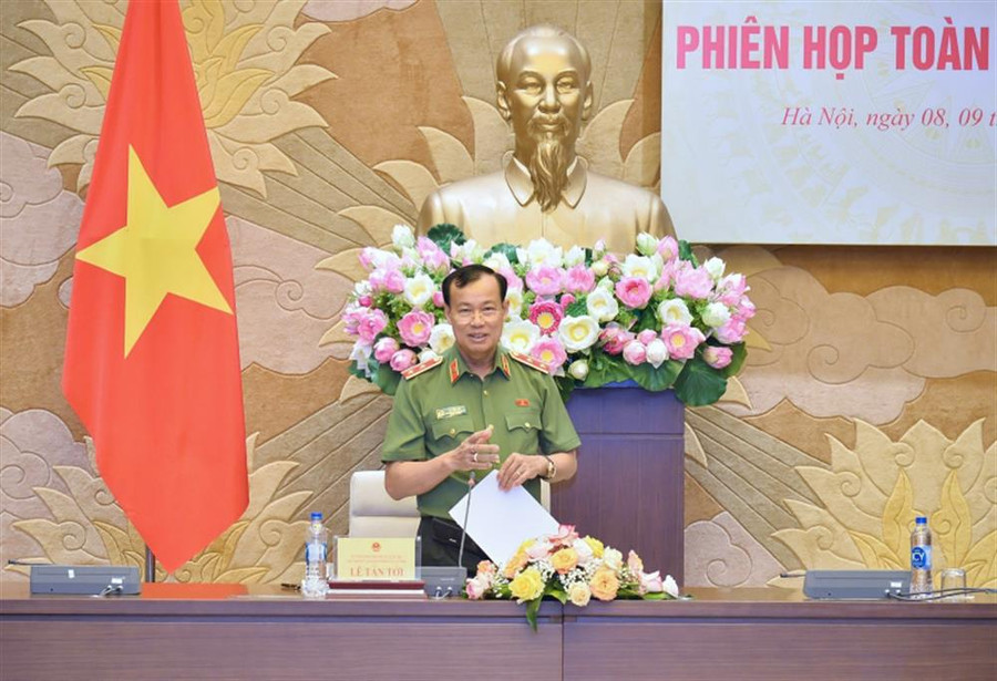 Trung tướng Lê Tấn Tới, Ủy viên Trung ương Đảng, Chủ nhiệm Ủy ban Quốc phòng và An ninh chủ trì phiên họp. Trung tướng Lê Tấn Tới, Ủy viên Trung ương Đảng, Chủ nhiệm Ủy ban Quốc phòng và An ninh chủ trì phiên họp.