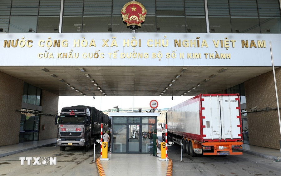 Xe chở quả vải tươi chờ làm thủ tục tại Cửa khẩu quốc tế đường bộ số II Kim Thành xuất khẩu sang Trung Quốc. (Ảnh: Quốc Khánh/TTXVN) Xe chở quả vải tươi chờ làm thủ tục tại Cửa khẩu quốc tế đường bộ số II Kim Thành xuất khẩu sang Trung Quốc. (Ảnh: Quốc Khánh/TTXVN)