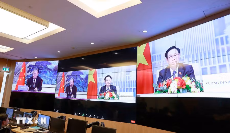 Chủ tịch Quốc hội Vương Đình Huệ hội đàm trực tuyến với Chủ tịch Quốc hội Trung Quốc Triệu Lạc Tế. (Ảnh: Doãn Tấn/TTXVN)