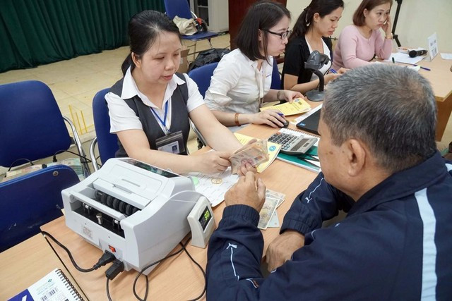 Lương hưu mới sẽ được trả trong tháng 8.2023 - Ảnh 1. Từ ngày 1.7, điều chỉnh lương hưu, trợ cấp BHXH, trợ cấp xã hội hằng tháng tăng thêm 12,5 - 20,8%. Ảnh: NGỌC THẮNG