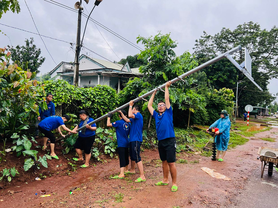 Sinh viên Trường Đại học Công thương TP. Hồ Chí Minh lắp đặt các trụ điện năng lượng mặt trời tại làng Pó, xã Ia Kly, huyện Chư Prông. Ảnh: P.L Sinh viên Trường Đại học Công thương TP. Hồ Chí Minh lắp đặt các trụ điện năng lượng mặt trời tại làng Pó, xã Ia Kly, huyện Chư Prông. Ảnh: P.L