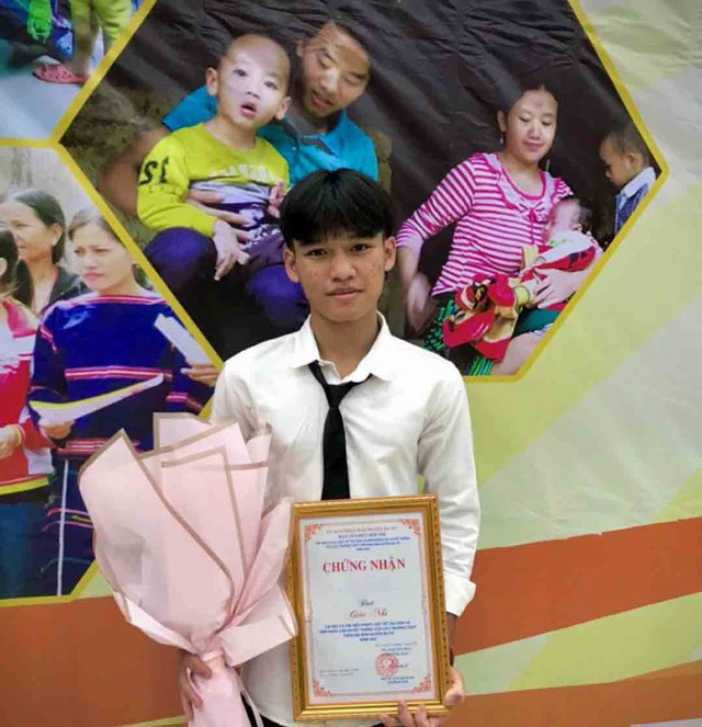 Chàng thủ khoa kép người Hrê làm nức lòng đồng bào quê nhà - Ảnh 2. Toản đoạt giải nhì cuộc thi về tìm hiểu hôn nhân cận huyết do H.Ba Tơ tổ chức