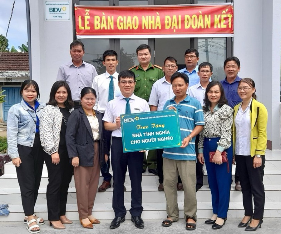 Trong 20 năm qua, từ nguồn Quỹ “Vì người nghèo”, phường An Phú đã hỗ trợ xây dựng, sửa chữa 45 căn nhà “Đại đoàn kết” cho hộ nghèo khó khăn về nhà ở. Ảnh: N.M