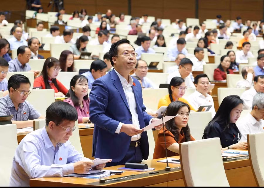 Đại biểu Quốc hội thảo luận trên nghị trường kỳ họp thứ 7, Quốc hội khóa XV. (Ảnh: TTXVN)