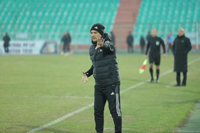 HLV Luisma Hernandez cũng từng có khoảng thời gian làm việc ở châu Á. Ảnh FBNV HLV Luisma Hernandez cũng từng có khoảng thời gian làm việc ở châu Á. Ảnh FBNV