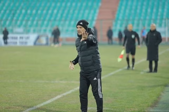 HLV Luisma Hernandez cũng từng có khoảng thời gian làm việc ở châu Á. Ảnh FBNV