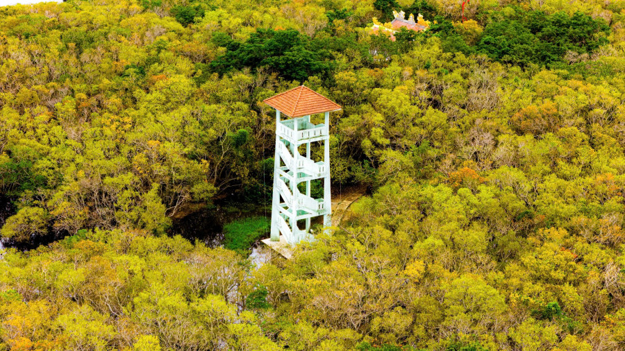 Để ngắm toàn cảnh Rú Chá, du khách thường phải lên đài quan sát.ẢNH: ĐÌNH HOÀNG Để ngắm toàn cảnh Rú Chá, du khách thường phải lên đài quan sát.ẢNH: ĐÌNH HOÀNG