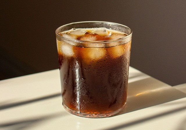 Đối với người có dạ dày nhạy cảm hoặc dễ bị ợ nóng và khó tiêu, cà phê đá là lựa chọn thích hợp hơn. Ảnh Pexels Đối với người có dạ dày nhạy cảm hoặc dễ bị ợ nóng và khó tiêu, cà phê đá là lựa chọn thích hợp hơn. Ảnh Pexels