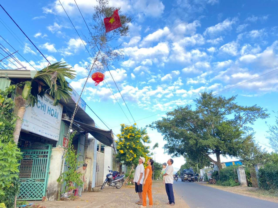 Cây nêu cao vút được người xưa xem là trục vũ trụ, là cột nối giữa trời và đất. Ảnh: HT