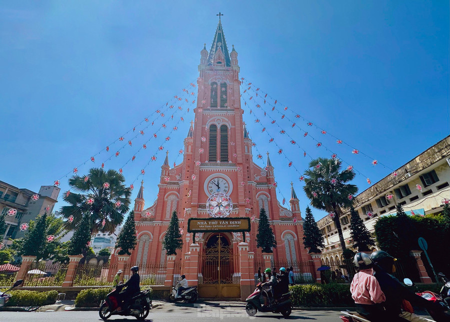 Nhà thờ Tân Định hay còn gọi là Nhà thờ Thánh Tâm Chúa Giêsu - Tân Định tọa lạc trên đường Hai Bà Trưng (quận 3, TPHCM). Vừa qua, nhà thờ này lọt vào danh sách 8 điểm đến thỏa lòng cho những tín đồ yêu màu hồng, thích vi vu trên khắp thế giới do tờ Hindustan Times (Ấn Độ) bình chọn.