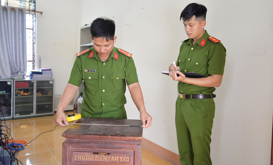 Cán bộ Công an thị xã Ayun Pa thu hồi, giám định chiếc thùng công đức do các đối tượng trộm cắp ở chùa Bửu Tịnh. Ảnh: T.T