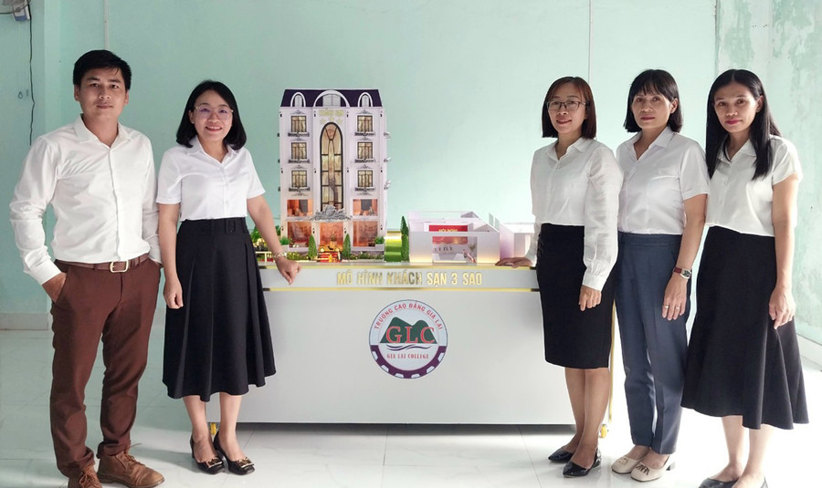 Nhóm tác giả Nguyễn Thị Mỹ Linh, Trương Thị Hằng, Nguyễn Viết Xuân, Nguyễn Thị Lan, Nguyễn Thị Thúy An đạt giải nhất Hội thi thiết bị đào tạo tự làm toàn tỉnh năm 2023 với mô hình khách sạn tiêu chuẩn 3 sao. Ảnh: Đ.Y Nhóm tác giả Nguyễn Thị Mỹ Linh, Trương Thị Hằng, Nguyễn Viết Xuân, Nguyễn Thị Lan, Nguyễn Thị Thúy An đạt giải nhất Hội thi thiết bị đào tạo tự làm toàn tỉnh năm 2023 với mô hình khách sạn tiêu chuẩn 3 sao. Ảnh: Đ.Y