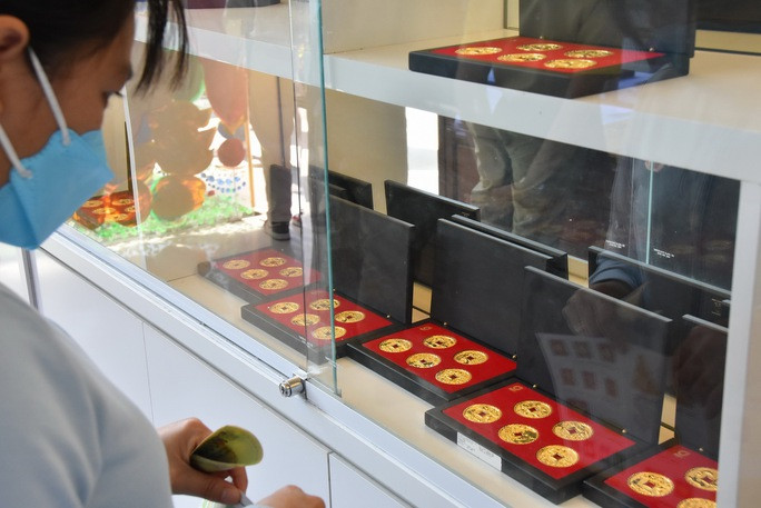 Giá vàng thế giới đêm qua có lúc giảm sốc 35 USD từ 2.015 USD xuống còn 1.980 USD/ounce.